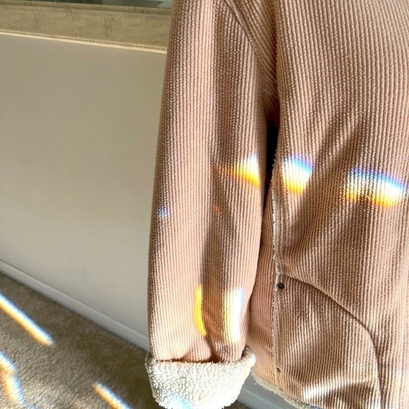 Pre Owned Great Condition Tan zipper front cozy winter coat. Size L. - Picture 7 of 10